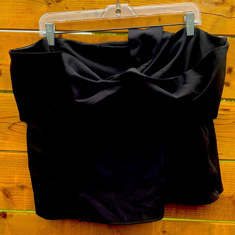 Tubetop In black with beautiful twist front detailing